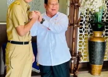 Ganjar ke Prabowo: Bapak Pakai Baju Hitam Putih Juga?