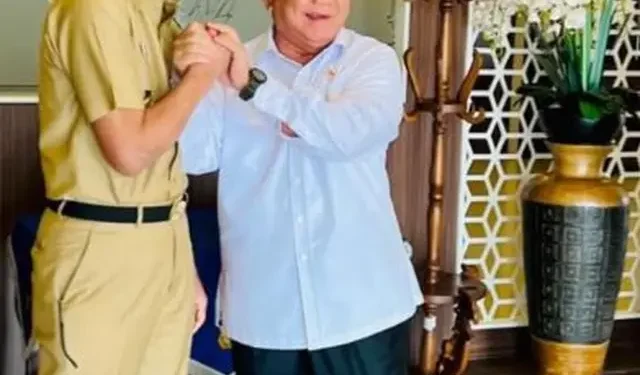 Ganjar ke Prabowo: Bapak Pakai Baju Hitam Putih Juga?