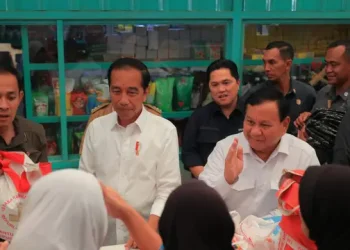 Jokowi Didampingi Prabowo dan Erick Thohir Blusukan di Pasar Bululawang Malang