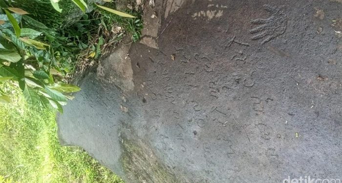 Terungkap! Ini Asal-usul Telapak Tangan dan Aksara Kuno di Batu Gajah