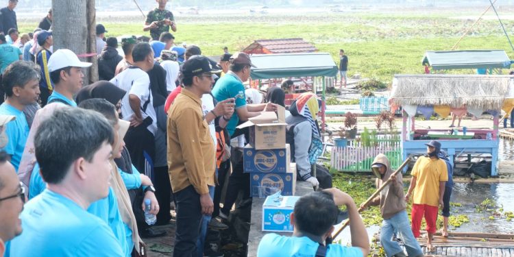 Wabup Garut Helmi Budiman Bersihkan Situ Bagendit (faktapasundan.id)