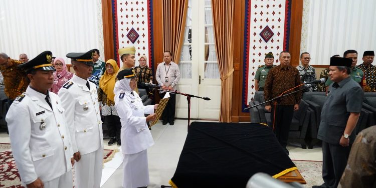 Bupati Garut Lantik 4 Pejabat Administrator, Fokus Tingkatkan Kinerja Menyongsong Pemilu dan Pilkada