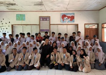 Mahasiswa KKN dan Dosen Uniga Lakukan Pelatihan Literasi Digital kepada Siswa MTs Darul Ulum Desa Sukajaya Kecamatan Cisewu