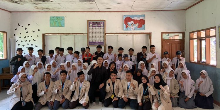 Mahasiswa KKN dan Dosen Uniga Lakukan Pelatihan Literasi Digital kepada Siswa MTs Darul Ulum Desa Sukajaya Kecamatan Cisewu