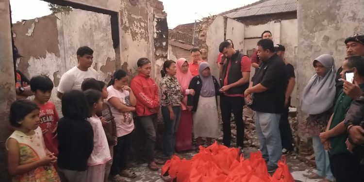 Saat Bantu Korban Kebakaran di Paminggir, Ali Syakieb Dikerubuti Warga