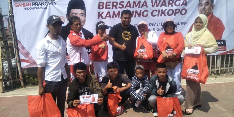 Yuda Bersama Warga Cikopo Jalan Sehat Sembari Pungut Sampah