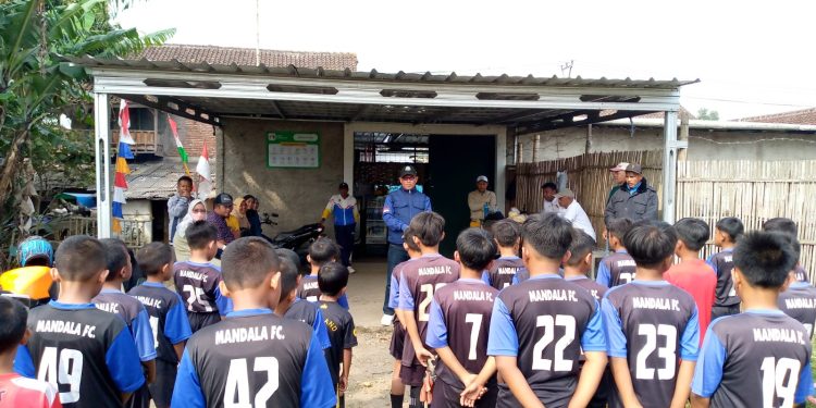 Ketua ASKAB PSSI Kab Garut Lakukan Kunjungan Pembinaan Ke SSB MANDALA Cikajang