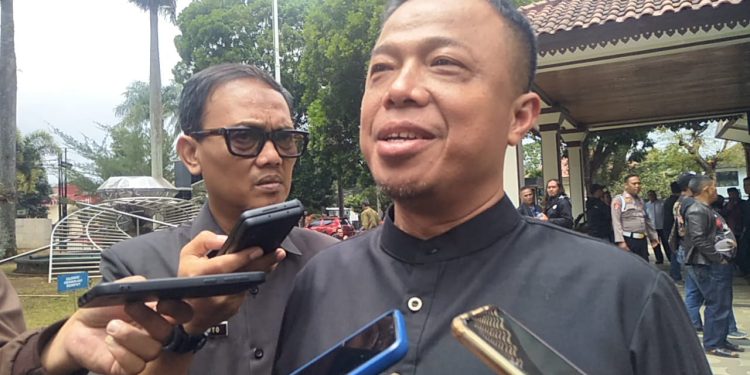 Pemkab Garut dan Asosiasi Pengrajin Bendera Merah Putih Sepakati Penyetaraan Harga