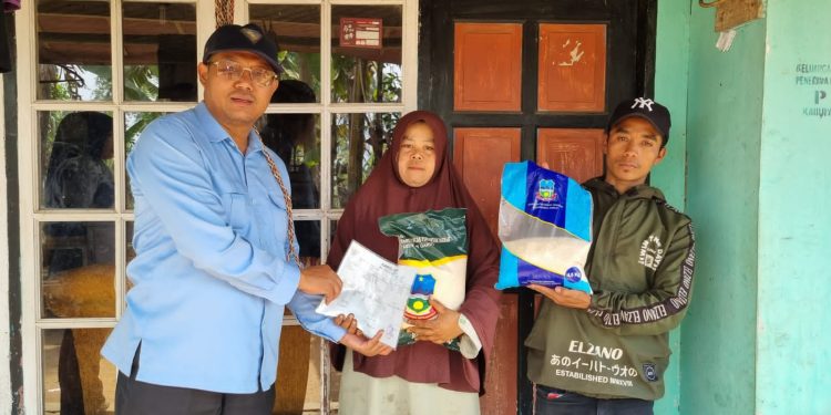 Perumda Tirta Intan Garut Salurkan Bantuan Beras Bantuan Pemda Garut ke Cigedug