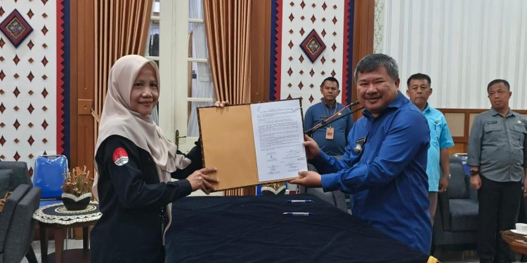 Bupati Garut Lantik 2 PNS Jabatan Administrasi Disdukcapil Garut