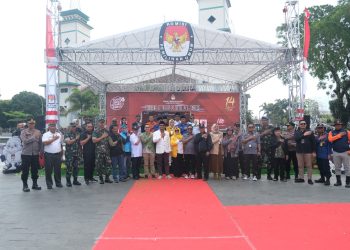 KPU Garut Terima Bendera Kirab Parpol dari KPU Sumedang
