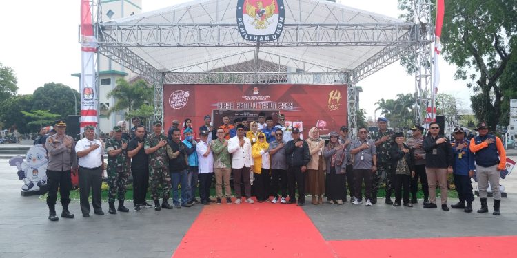KPU Garut Terima Bendera Kirab Parpol dari KPU Sumedang