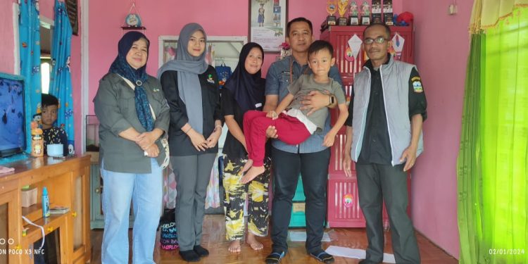 Bocah Penderita Hipospadia dari Desa Sukamurni Kecamatan Cilawu Kabupaten Garut Mendapat Perhatian Serius Dinas Sosial Kabupaten Garut.