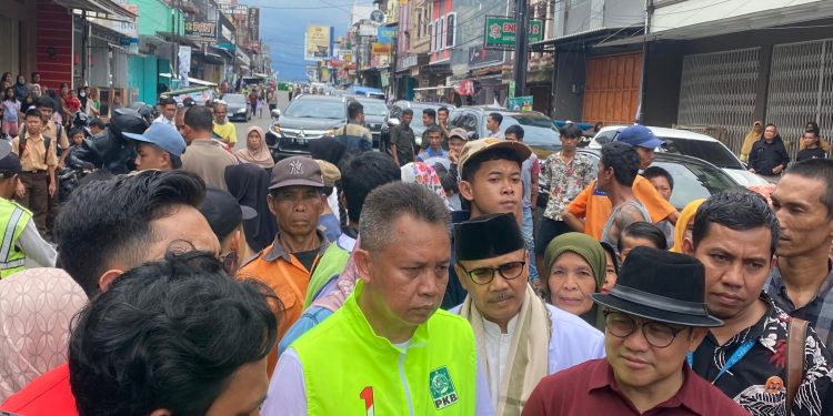 Didampingi Ketua TKD AMIN Dadan Hidayatulloh, Cak Imin Cukur Rambut di Situ Bagendit, Selanjutnya Kunjungi UMKM Sukaregang