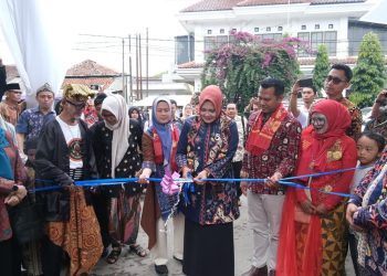 Kenalkan Eksistensi Perajin Batik Garutan, Dekranasda Garut Resmikan Gapura Kampung Batik
