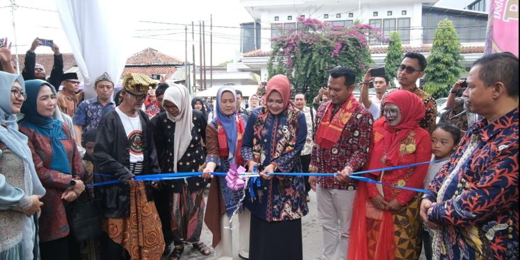 Kenalkan Eksistensi Perajin Batik Garutan, Dekranasda Garut Resmikan Gapura Kampung Batik