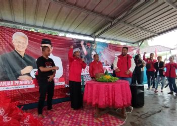 Peringati Ulang Tahun Ibu Ketua Umum, DPC PDI Perjuangan Garut Gelar Potong Tumpeng di Tengah Warga