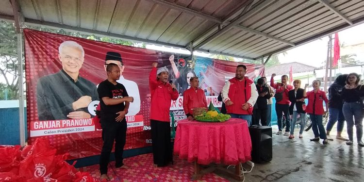 Peringati Ulang Tahun Ibu Ketua Umum, DPC PDI Perjuangan Garut Gelar Potong Tumpeng di Tengah Warga