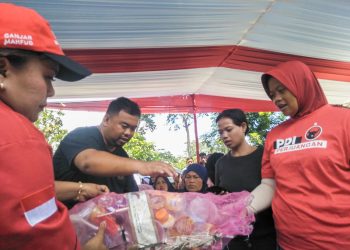 Program Penukaran Sampah Plastik dengan Minyak Goreng yang Dicetuskan PDI Perjuangan Kabupaten Garut Diserbu Warga