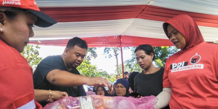 Program Penukaran Sampah Plastik dengan Minyak Goreng yang Dicetuskan PDI Perjuangan Kabupaten Garut Diserbu Warga