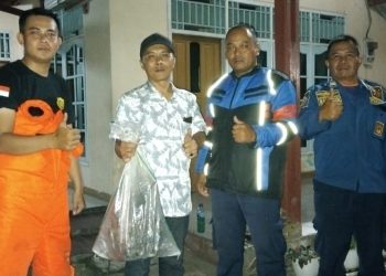 Warga Berterima Kasih, Pos Damkar Sektor Leles Evakuasi Sarang Tawon Meresahkan