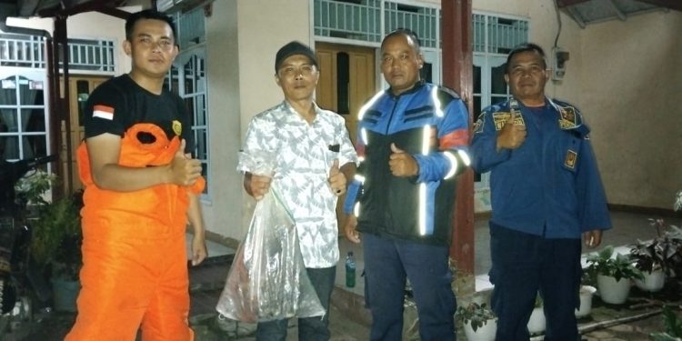 Warga Berterima Kasih, Pos Damkar Sektor Leles Evakuasi Sarang Tawon Meresahkan