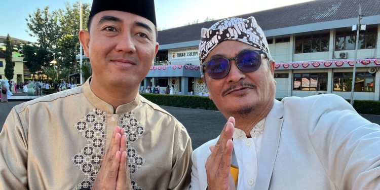 Kapolres Garut Laksanakan sholat Idul Adha bersama Pimpinan Ponpes Luhur Al Wasilah Garut di Lapang Mapolres