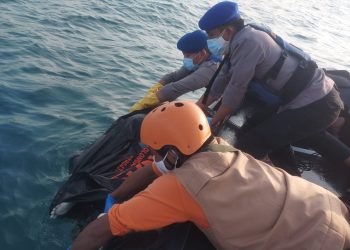 Perahu Rubber Boat Sat Polairud Polres Garut Evakuasi 1 Korban Terseret Ombak