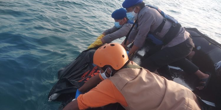Perahu Rubber Boat Sat Polairud Polres Garut Evakuasi 1 Korban Terseret Ombak