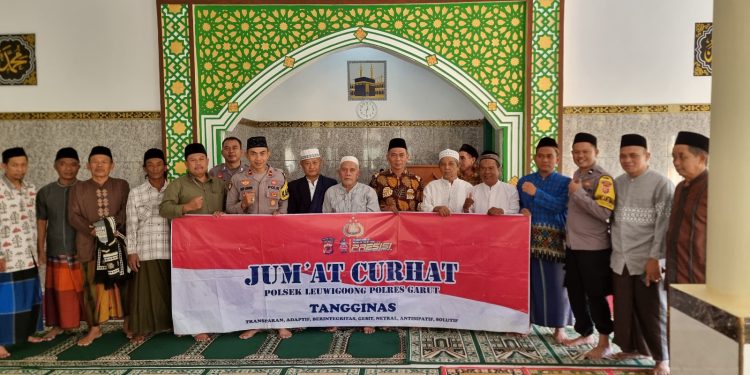 Jum’at Curhat Kapolsek Leuwigoong Himbau Warga Dungusiku Untuk Jaga Keamanan Dan Kebersihan