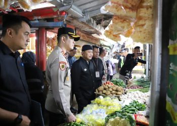 Pj Bupati Garut Bersama Kapolres Garut Tinjau Langsung Ketersediaan Stok Dan Bahan Pokok Di Pasar Cikajang
