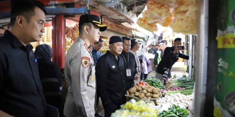 Pj Bupati Garut Bersama Kapolres Garut Tinjau Langsung Ketersediaan Stok Dan Bahan Pokok Di Pasar Cikajang