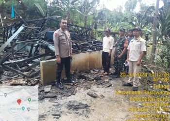 Polsek Pasirwangi Bantu Padamkan Kebakaran Rumah Semi Permanen