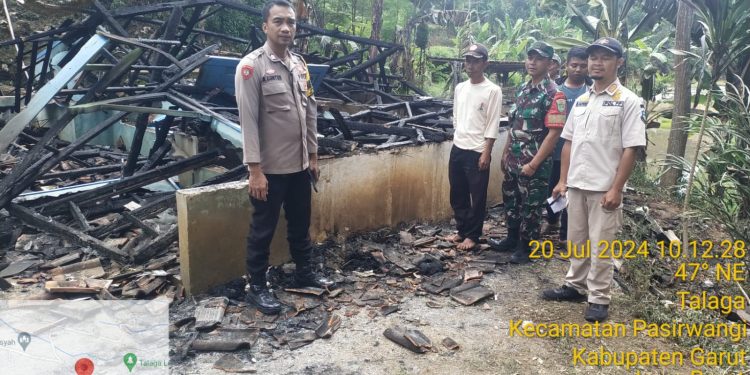 Polsek Pasirwangi Bantu Padamkan Kebakaran Rumah Semi Permanen