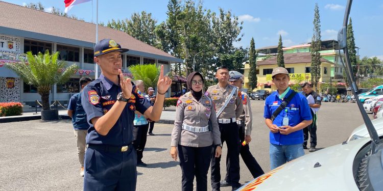 Tingkatkan Keselamatan Berlalu Lintas, Sat Lantas Polres Garut Check Kendaraan Ambulance