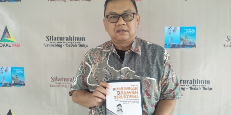 Enjang Tedi Luncurkan Buku Terkait Pengelolaan Zakat yang Dilakukan Mantan Bupati Garut Rudi Gunawan