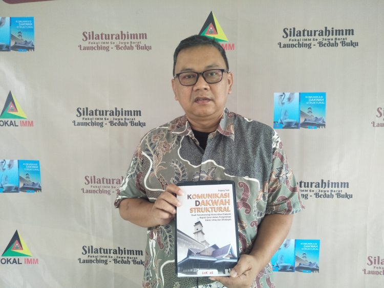 Enjang Tedi Luncurkan Buku Terkait Pengelolaan Zakat yang Dilakukan Mantan Bupati Garut Rudi Gunawan