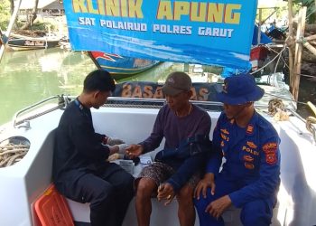 Satpolairud Polres Garut Bersama PKM Gelar Klinik Apung