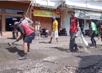 Polsek Bungbulang Bersama RAPI Laksanakan Perbaikan Jalan Berlubang
