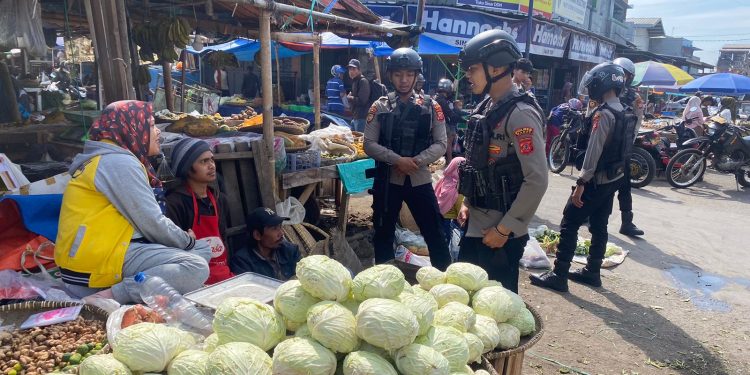 Jaga Keamanan, Sat Samapta Polres Garut Patroli Pasar Tradisional