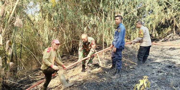 Polsek Tarogong Kaler Cek Lokasi Kebakaran Lahan Kebun Bambu