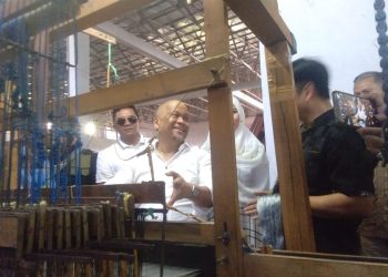 Ilham Habibie Terpukau dengan Kualitas Kain Sutera Produksi Tenun Sutera Isham Garut