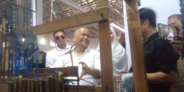 Ilham Habibie Terpukau dengan Kualitas Kain Sutera Produksi Tenun Sutera Isham Garut