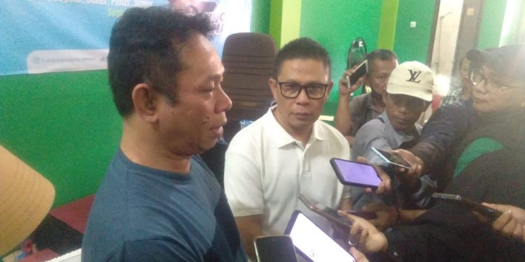 Isak Tangis Ratusan Relawan Iringi Pengunduran Diri Dudung Sudiana Sebagai Bakal Calon Bupati