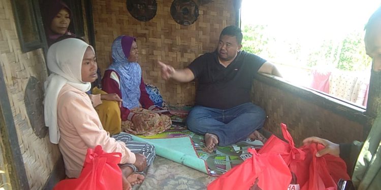 Yudha Kunjungi Janda yang Rumahnya Tak Layak Huni di Sukanegla