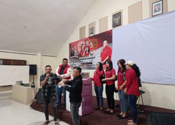 Yudha Fasilitasi Warga yang Ingin Nobar,  Sekaligus Perkenalkan Pasangan yang Didukung PDI Perjuangan dalam Pilkada Yaitu Syakur – Putri