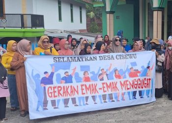 Ratusan Emak Emak Geruduk Kantor Desa Tuntut Kades Cisewu Mundur