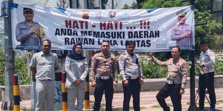 Lakukan Tindakan Preventif, Jasa Raharja Pasang Spanduk Pesan Keselamatan di Daerah Rawan Laka Lantas