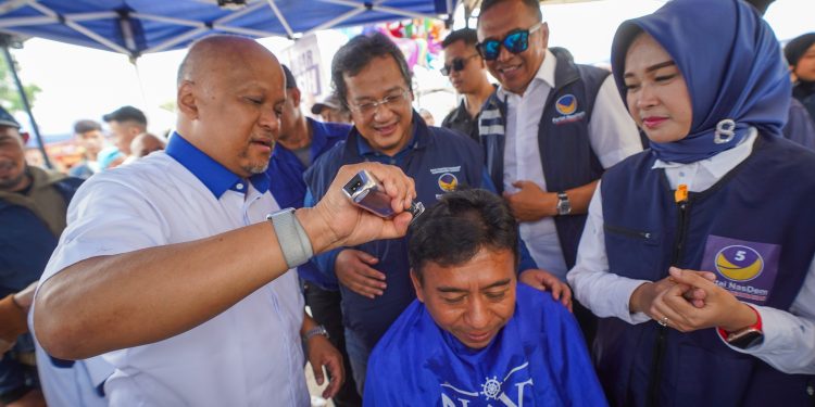 Ilham Habibie Cukur Botak Warga Garut: Bentuk Dukungan Nyata untuk UMKM dan Industri Lokal