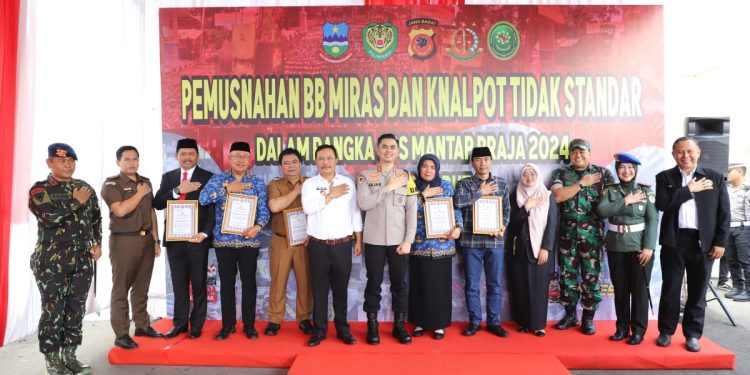 Polres Garut Musnahkan Ribuan Botol Miras Dan Knalpot Tidak Standar Hasil Operasi Penyakit Masyarakat Tahun 2024